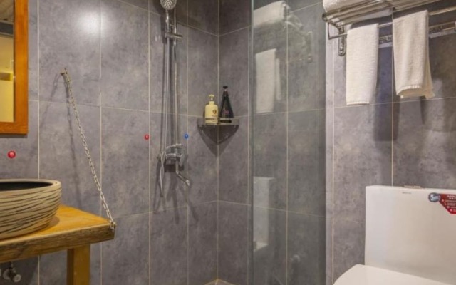 Floral Hotel · Smiling in the Flowers Lugu