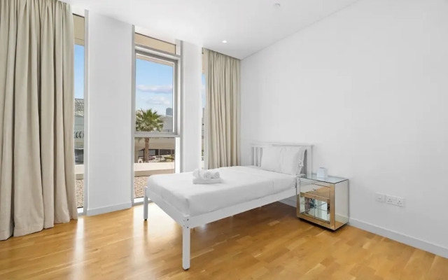 Bluewater's Residence Bay 2BR-Maid Room