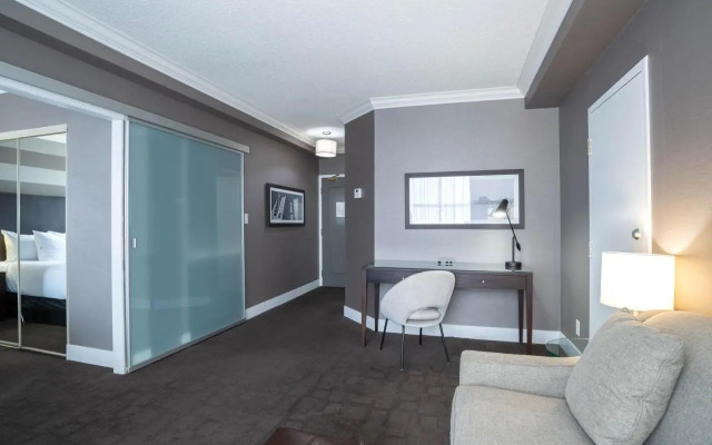 Stage West All-Suite Hotel & Theatre Restaurant