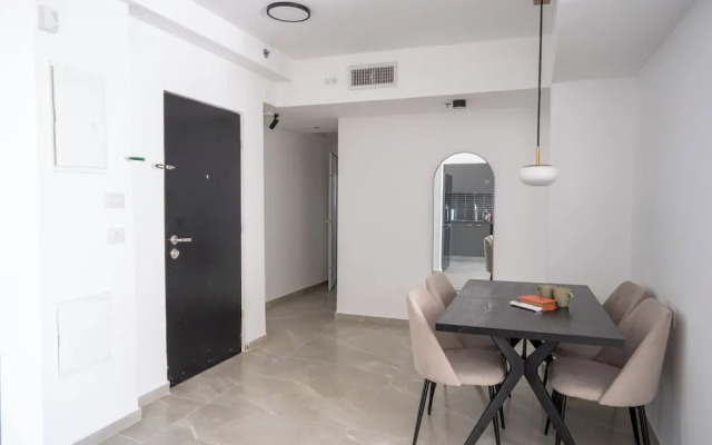 O&O - 2 BR Stylish & Modern Apartment