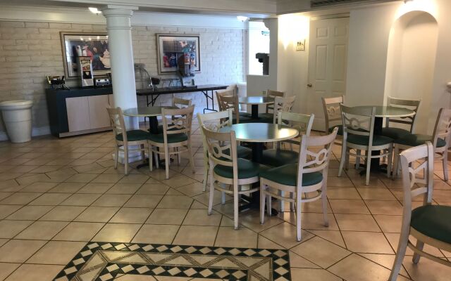 Days Inn by Wyndham Sulphur West