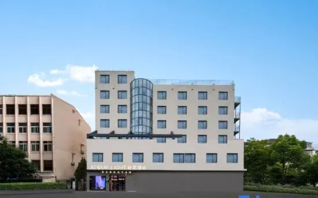 Shanghai Wujiaochang Huangxing Road Subway Station Light Residence Hote
