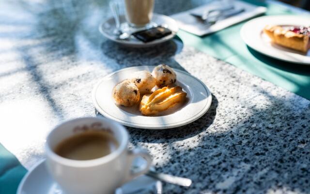 Ascona Lodge, Pool & Garden Retreat