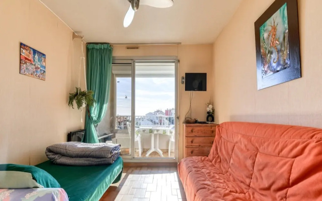 Sunny Apartment by the Sea