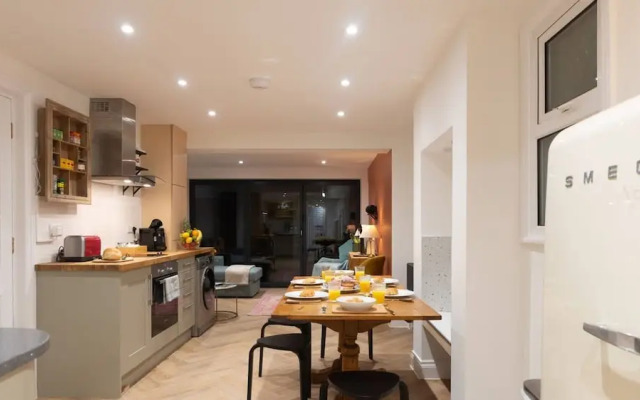 Modern Margate Maisonette Close to Beach by Adliv