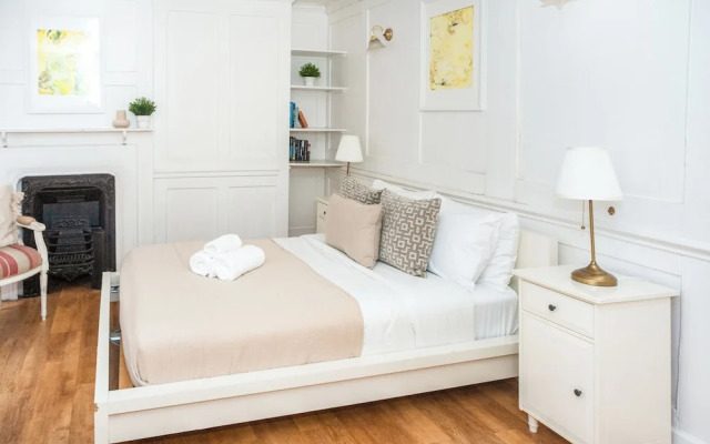 Spacious 3BR 2BA Flat in Central Soho