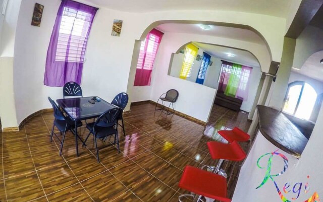 Regi Hotel & Bar
