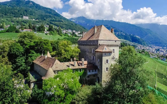 Montreux Castle | Charming Lake View Studio