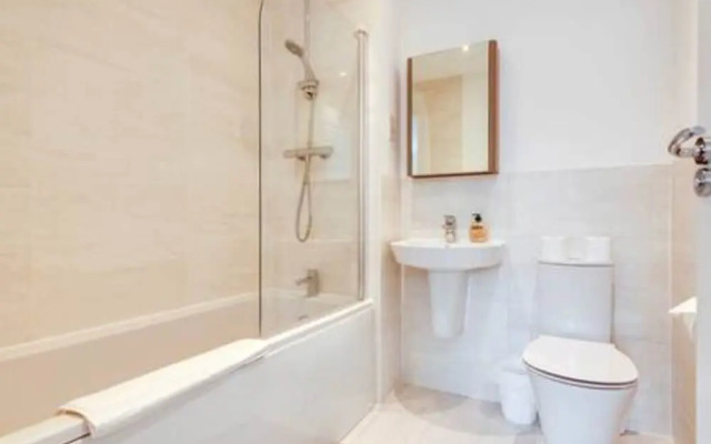 Stylish 4-br House With 3 Ensuite Free Parking