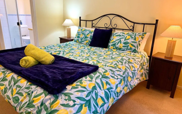 Lakeside Getaway - 4BR Jetty Wi-fi Waterfront