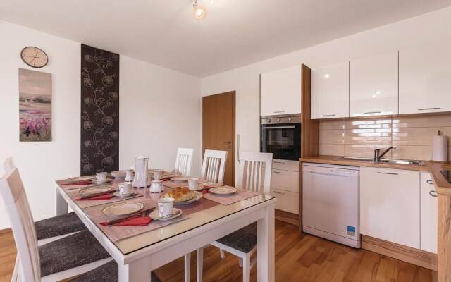 Nice Home in Valbandon With Wifi and 3 Bedrooms