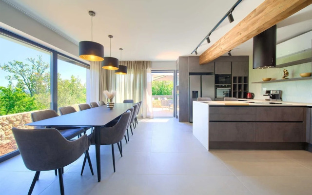 Villa Astrum With Heated Pool Jacuzzi and Sauna