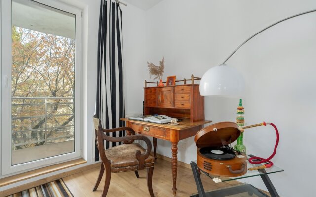 Studio With Balcony Poznań by Renters