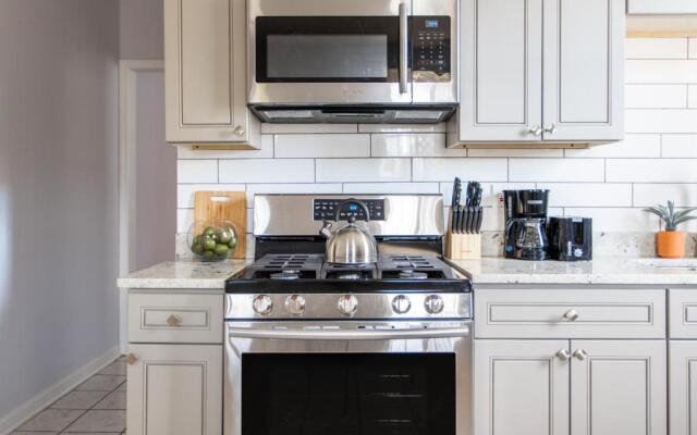 Stylish and Cute 2BR Apartment Near Wrigley!