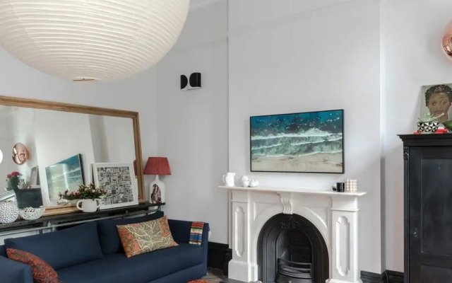 The Bengal Tiger: 2 bd apt rich with character
