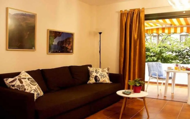 Apartamento con jardín y piscina B