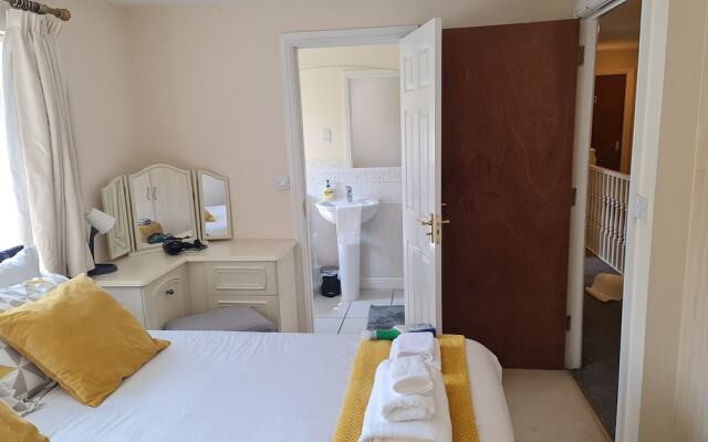 Stunning 4-bed House in Walsall