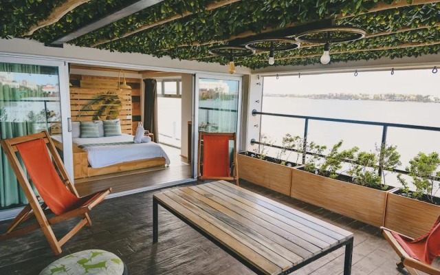 Mayan Monkey Hostel & Bar