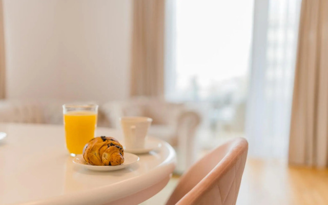 Central 1BR - city view + large balcony + Netflix