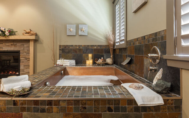 Tigh-Na-Mara Seaside Spa Resort