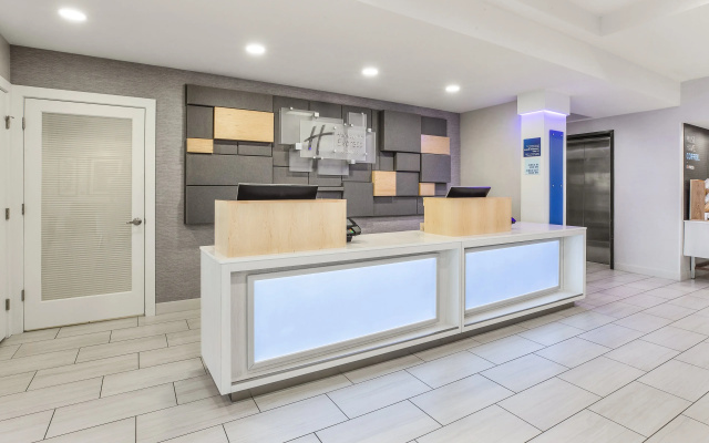 Holiday Inn Express & Suites Tacoma by IHG