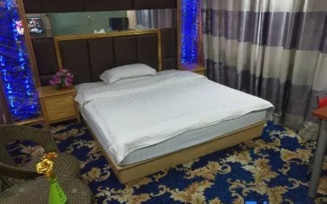 Xinyang Cozy Themed Hotel (Normal University East Gate)