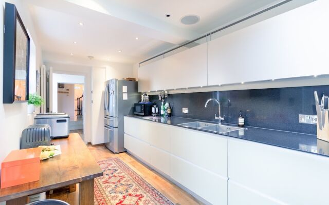 3 Bedroom Family House In Regents Park