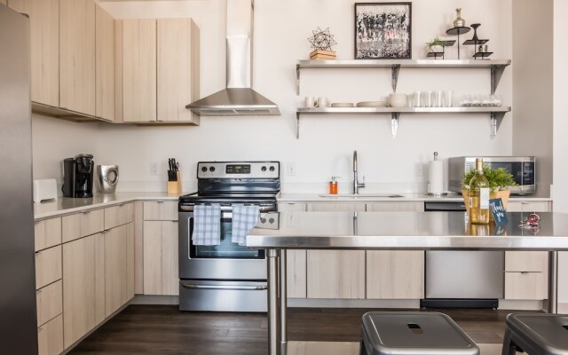 Mass Ave Arts District 1 BR Apt by Frontdesk