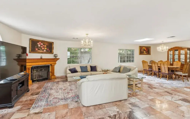 Russell House Near Hollywood & Griffith Park 3 Bedroom Home