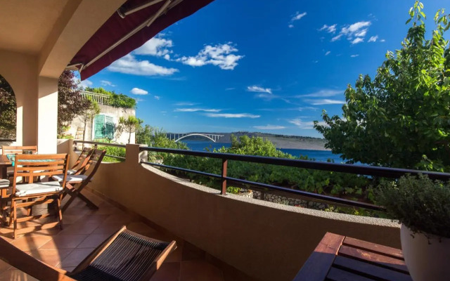 Captain's Apartment with Sea View