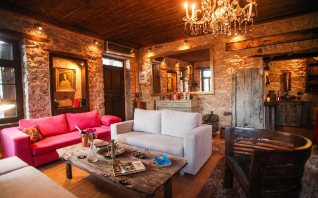 Dafni 65 · Antique Luxury Suite 65sq.m.