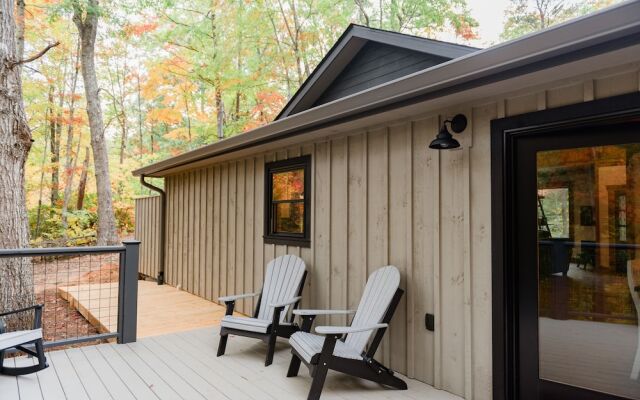 Bigfoots Retreat 2 Bedroom Chalet by RedAwning
