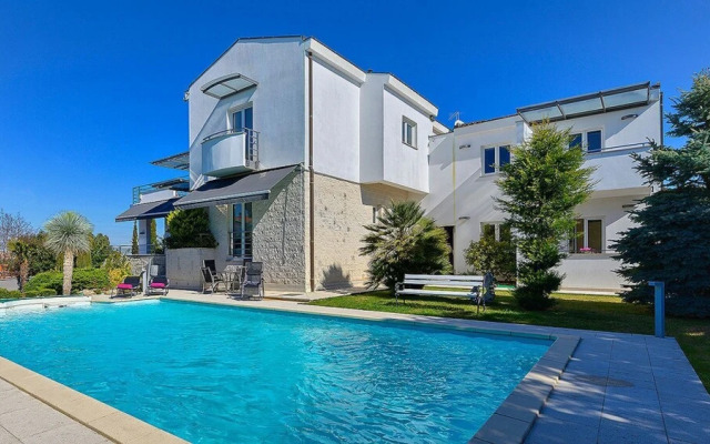 Villa Aylin, 5-bed, Next to the sea