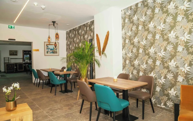 Central Hotel & Lounge Adult Only