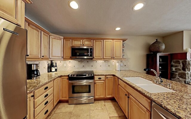 One Bedrooms At Snowbird Condos Slopeside - Free Wifi & Assigned Parking!