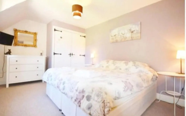 5-bed Home - Sleeps 12, Pool, Garden & Play Area