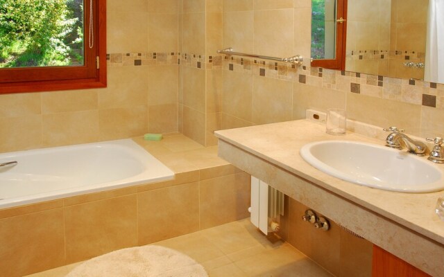 Luxury 4Bed 3.5Bath w Jacuzzi HV6