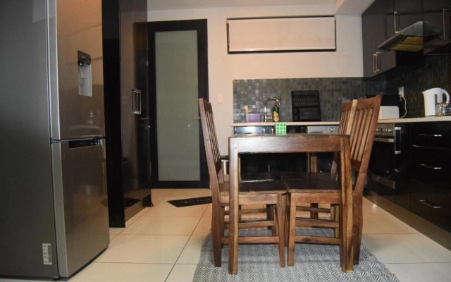 Highrise Windhoek apartment with skyline view, pool and gym