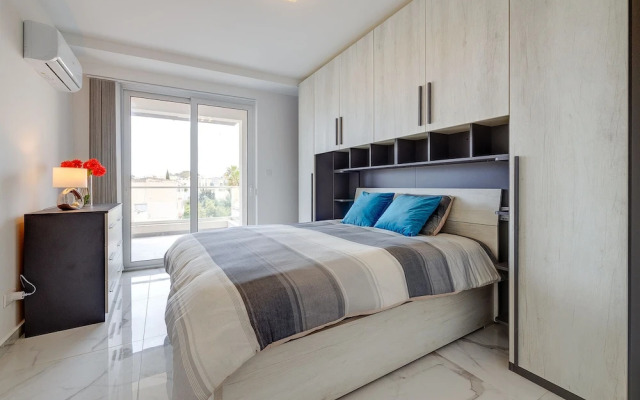 Splendid 2BR Apartment, Steps to St Georges Bay
