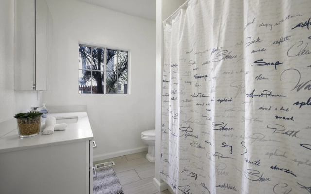 Cozy, Modern 3-bedroom in Oakland