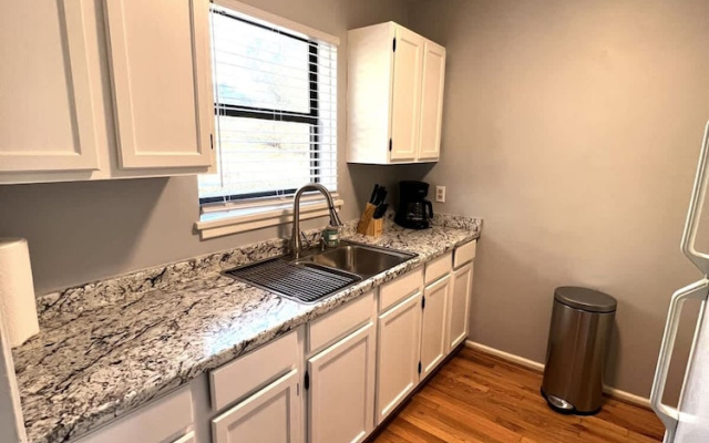 Walkable 2BR Condo Near Greenway Mission