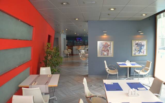 Capital Plaza Hotel(****)
