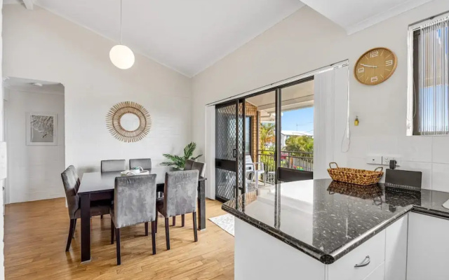 Quaint 2-bed Beach Abode With Ocean Views