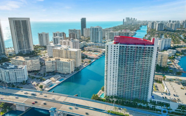 Spacious 2BR Condo Sleeps 6 Amazing Amenities