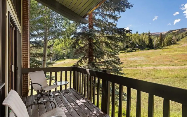 3 BR Penthouse w Hot-tub -mountain Views