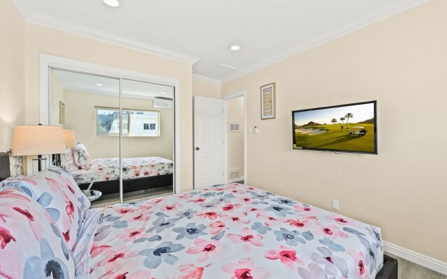 Sunny & Cheerful Near I-10 ~ Queen Beds ~ Parking