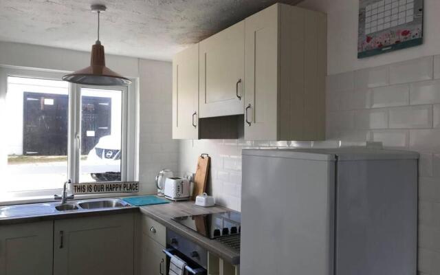 Cosy, Quiet bungalow, one minute from the beach.