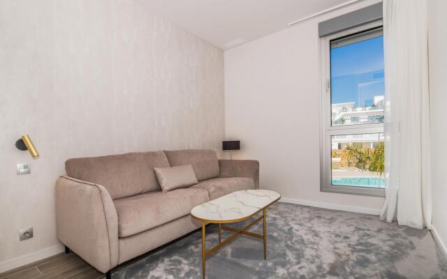 LM352B- Spacious family penthouse with sea view