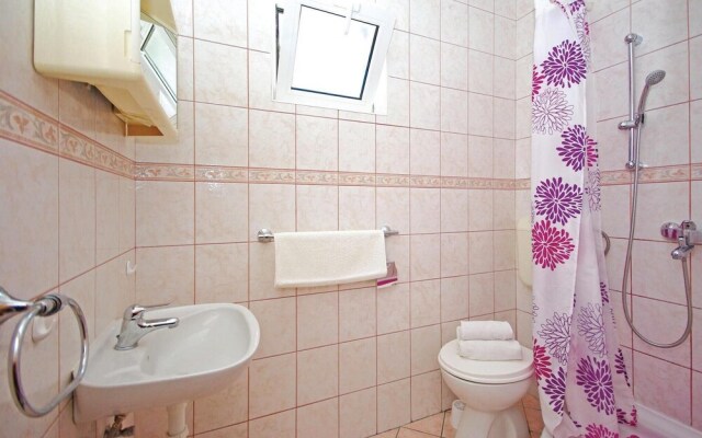 Amazing Home in Makarska With Wifi and 2 Bedrooms