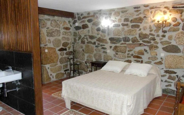 House With 3 Bedrooms in Molares , With Shared Pool, Furnished Garden and Wifi